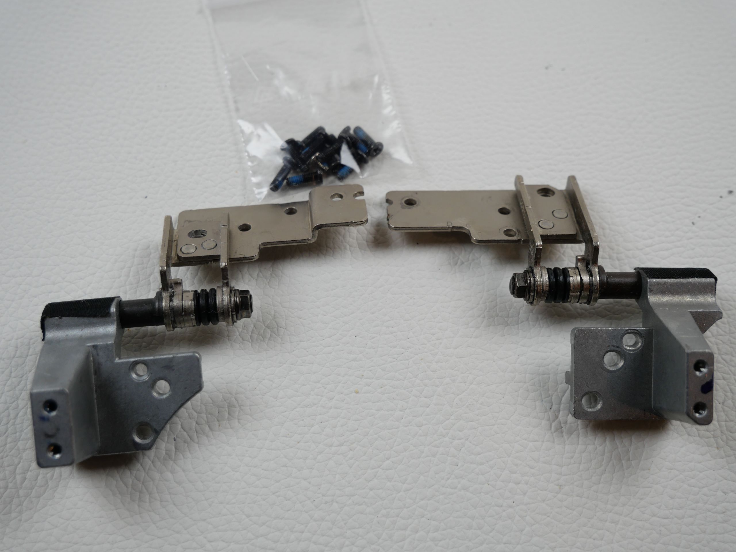 alienware-17-r1-display-hinges-625-2