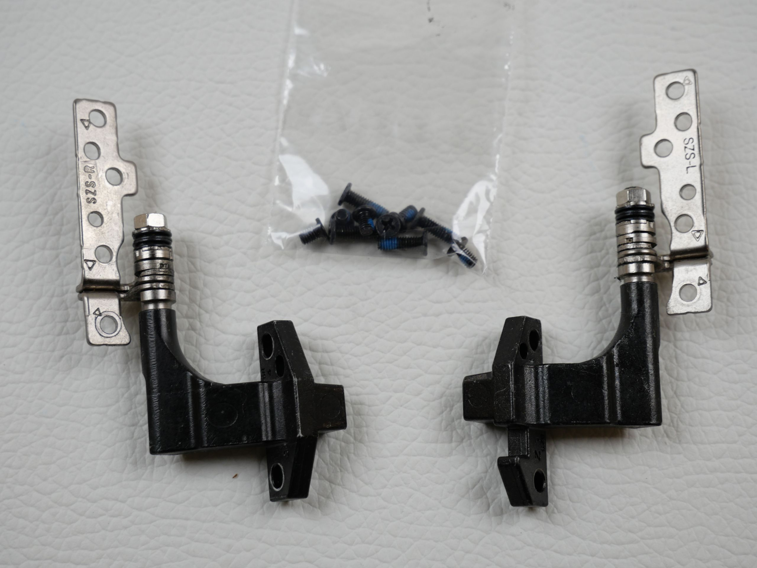 alienware-m14x-r2-display-hinges-1715-1