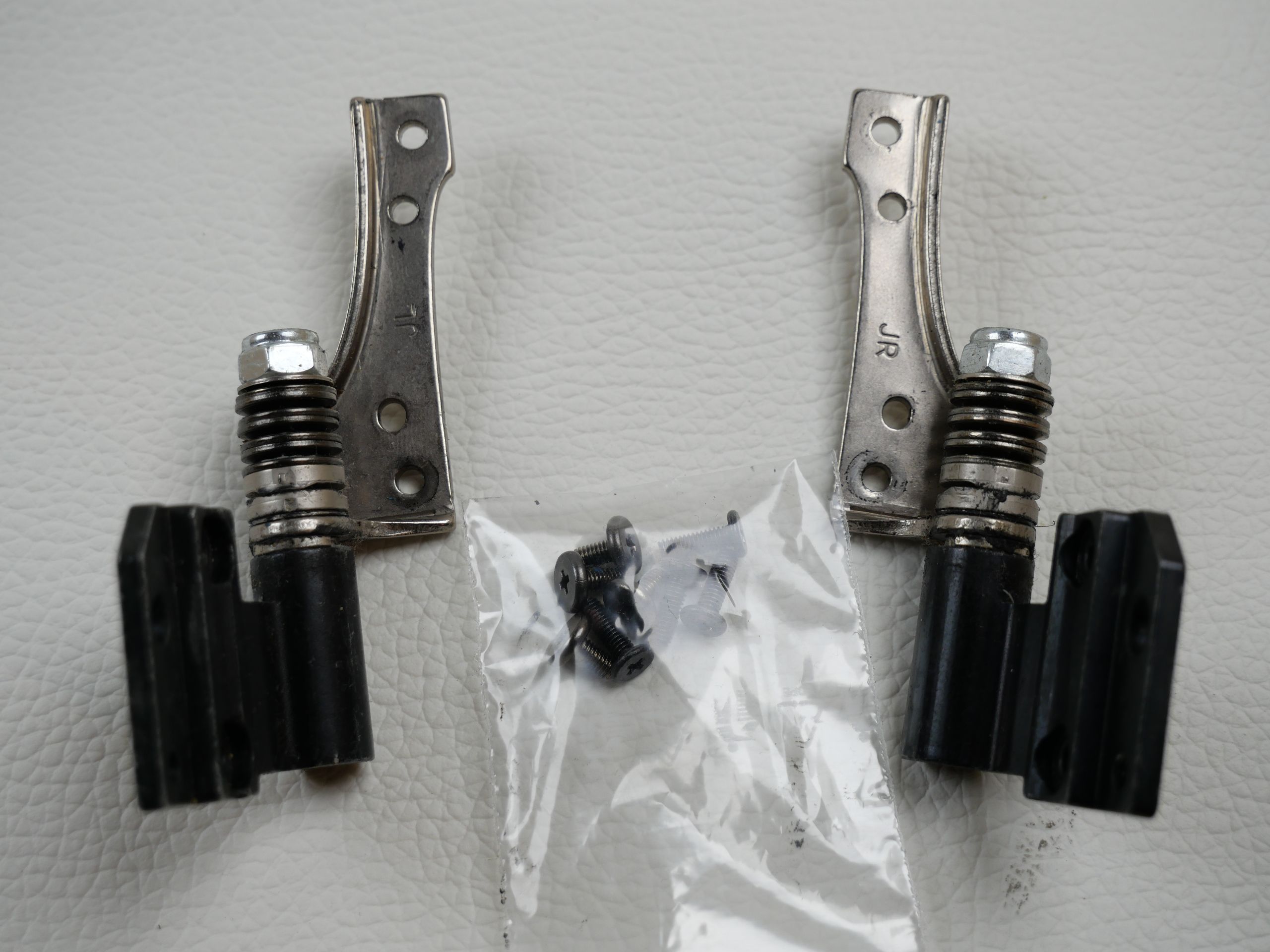 alienware-m17x-r2-display-hinges-1755-1