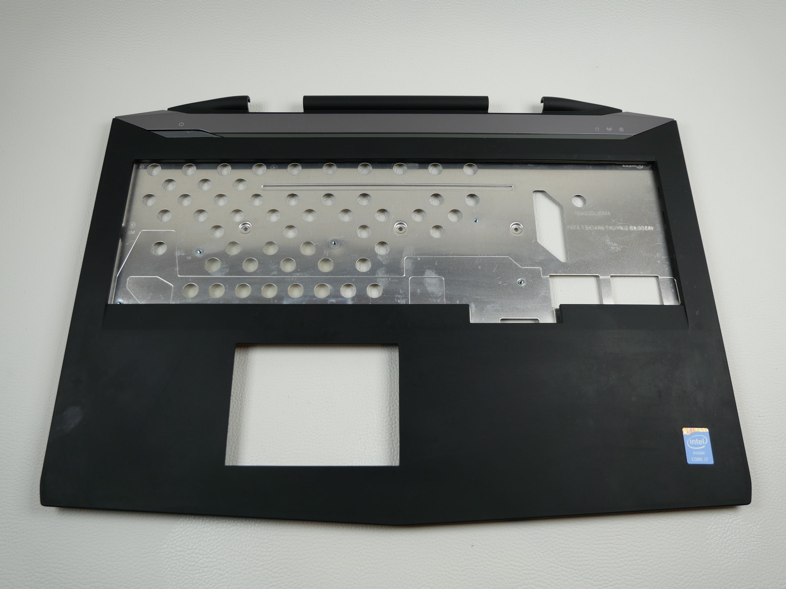 alienware-17-r1-palmrest-2066-1