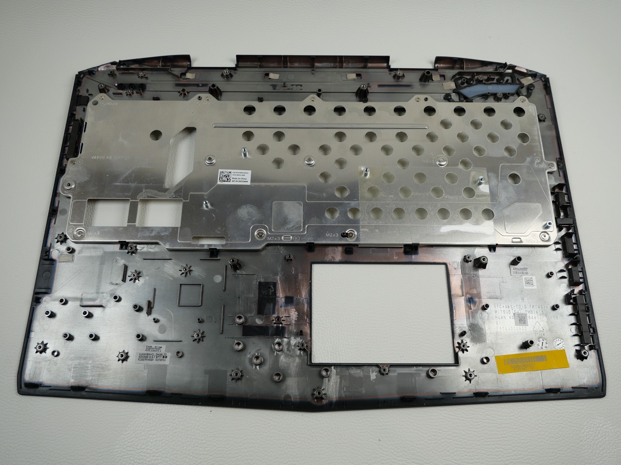 alienware-17-r1-palmrest-2066-2